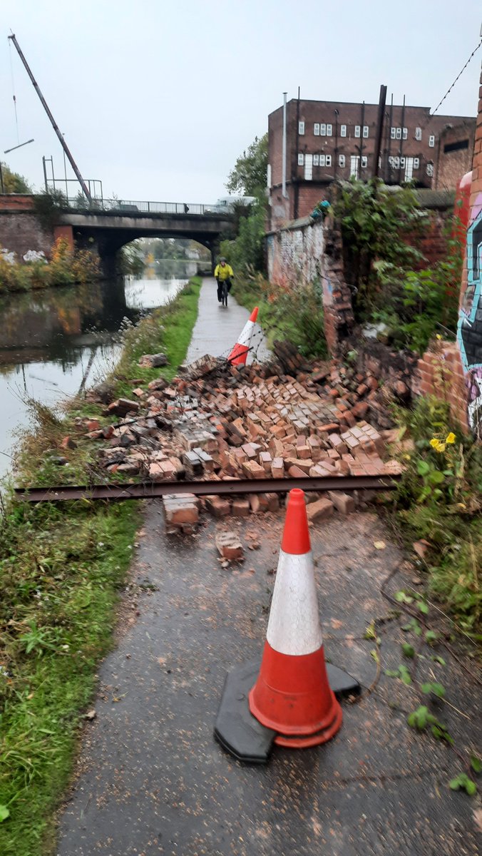 Wall collapsed &amp; blocking the @Sustrans <a href="/BridgewaterWay/">Bridgewater Canal</a> in #Stretford this morning. Rusty razor wire causing quite a hazard! <a href="/GMcycling/">GM Cycling Campaign 🐝🚲</a> <a href="/WalkRideGM/">Walk Ride GM</a>