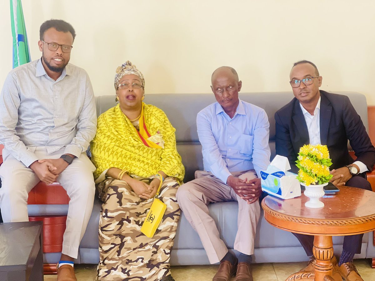 Dekshurei's tweet photo. We soon arrived at the #Ugas_Khalif airport in the city of #Baledweyne. Governor #Jeyte the spiritual leader. https://t.co/tH46mwG3wo
