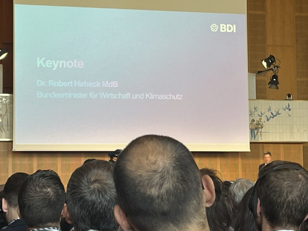 Full house beim #RoKo22 von <a href="/Der_BDI/">BDI</a>. BM #Habeck erläutert planvolle Vorausschau in der #Rohstoffsicherung durch das @BMWK mittels heimischer Förderung und internationalem Handel. <a href="/GraylingDE/">Grayling Deutschland</a>