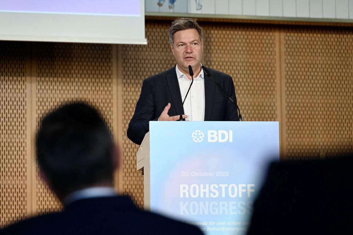 Begriffe wie Abfall, Müll und Schrott müssen der Vergangenheit angehören. Nichts darf mehr weggeschmissen werden, sagt Bundesminister #Habeck, @BMWK beim #RoKo22. #Recycling und #Kreislaufwirtschaft müssen ausgebaut werden.