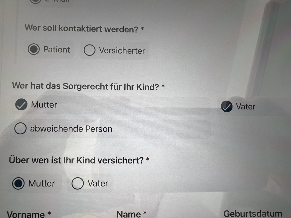 Zahnarzt-iOS-Software: Ich frage mich bei Bild 1, was wähle ich aus wenn beide Erziehungsberechtigte sind?

Bild 2 zeigt die Überraschung: Es sind gar keine Radiobutten! Sondern Checkboxen! #GUI #Styleguide