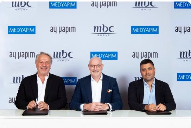 uzeyir_TR's tweet photo. Türk Televizyonculuk tarihinin en büyük uluslararası anlaşması MedYapım & AyYapım ile MBC Group Dubai arasında Cannes Tv fuarında imzalandı.
@MBCGroup ve HİB komite üyelerimiz @medyapimresmi @ayyapim ı tebrik ediyoruz. 👏🇹🇷🧿#Turkishcontent #production #hib https://t.co/0RGoBCqVfl