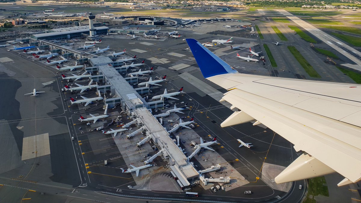 ✈️ Traffic Report: 🌬️ could slow flights at @EWRairport, @JFKairport, @LGAairport and @PHLAirport. ☁️ are possible at @flySEA. bit.ly/FAAforecast