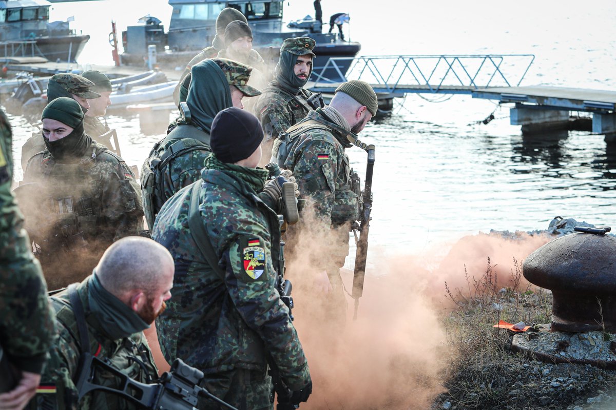 #BalticTiger – Ein zuvor durch Gegner besetzter Hafen muss gesichert werden, damit nachfolgende Kräfte per Seetransport anlanden können. Das Öffnen & Sichern von Häfen außerhalb 🇩🇪, in #NATO-Sprache #HarborOpening, gilt als eines der zeitaufwendigsten Verfahren des Seebataillons.