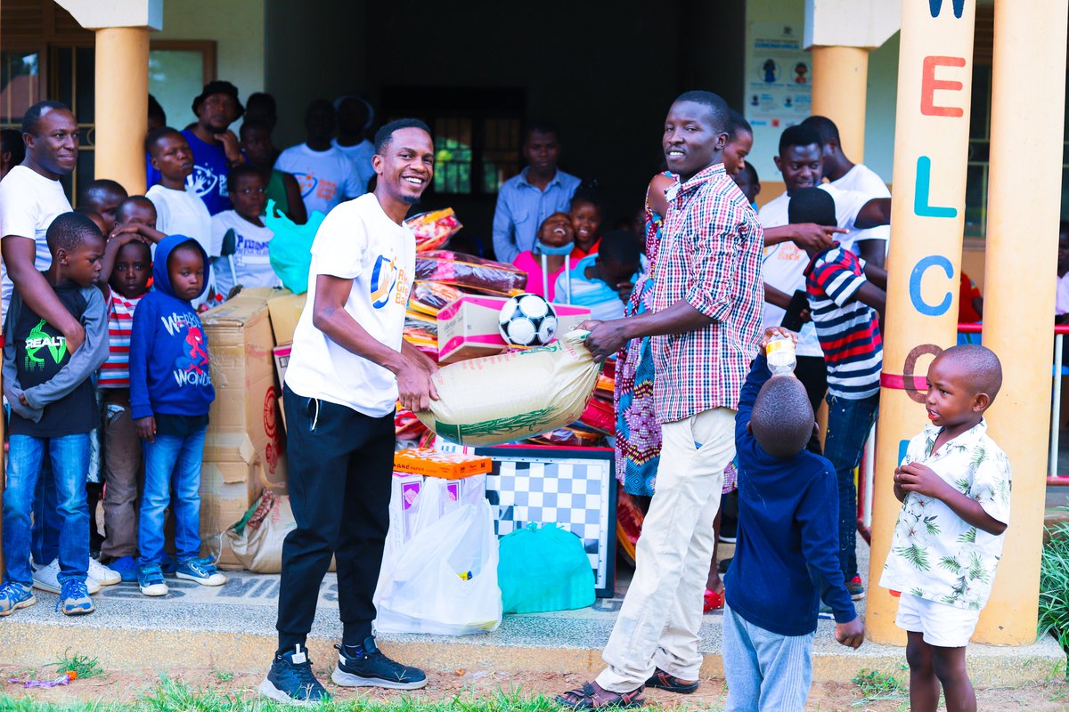roketelkomug's tweet photo. It was a joyous weekend in Mbale at the Overcomers Home and truly the thrill of giving lasts a lifetime. 

#ROKEGivesBack
#ROKEAt15 https://t.co/m0iZZtBN9f