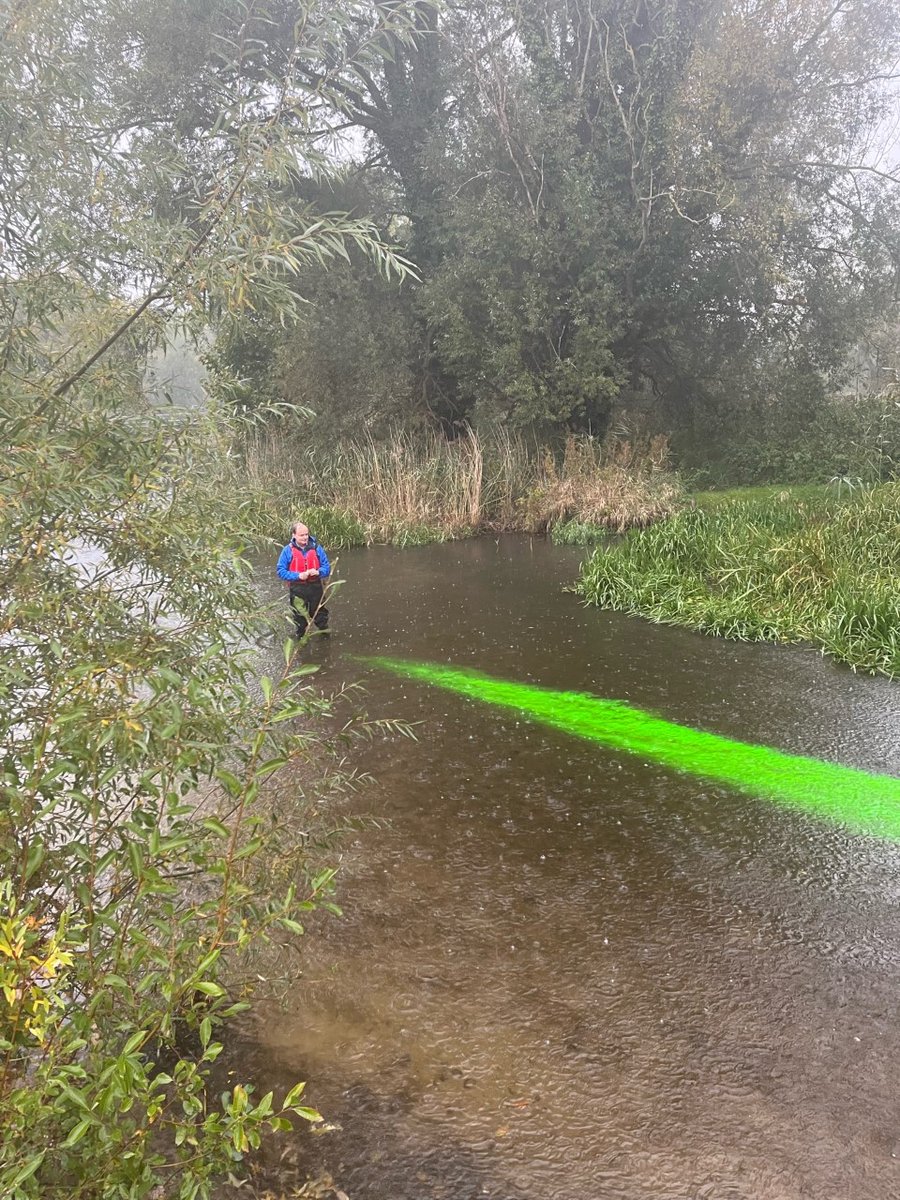 Yours truly teaching low viscosity stream flow and turbulent mixing behaviour in the River Yare at UEA. The small quantity (5 g) of non-toxic green fluorescein dye shows strong lateral dispersion. Thanks to my assistant, Richmal Paxton, for persevering in the rain! @ueaenv