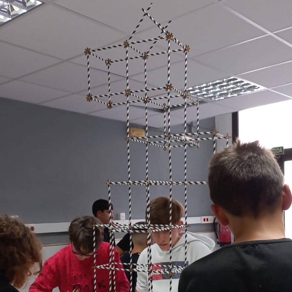 CreixenPovill's tweet image. 👷🏻‍♀️👷🏻‍♂️Els alumnes de 3r ESO realitzem 🏗 #estructures 🚧per comprovar les #forces 💪🏻 a què estan sotmeses i els #esforços que han de suportar!

Amb aquesta pràctica podem entendre com s’han fet diferents #monuments ⚙️ del #món 🌍

#aprenentatgesvaluosos