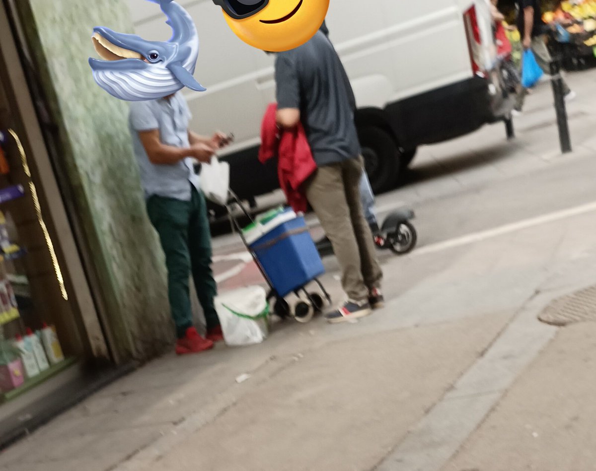 La4tu's tweet photo. Fa dies que no us ensenyo el #peixeter del raval. Oi???

Res, un altre petit detallet de que al raval tot s'hi val.

El comerç esta patint despeses de llum, aigua, escombraries i molta cosa més. 

Ho mireu per on ho mireu, no esta bé https://t.co/OqdkI0u1Jh