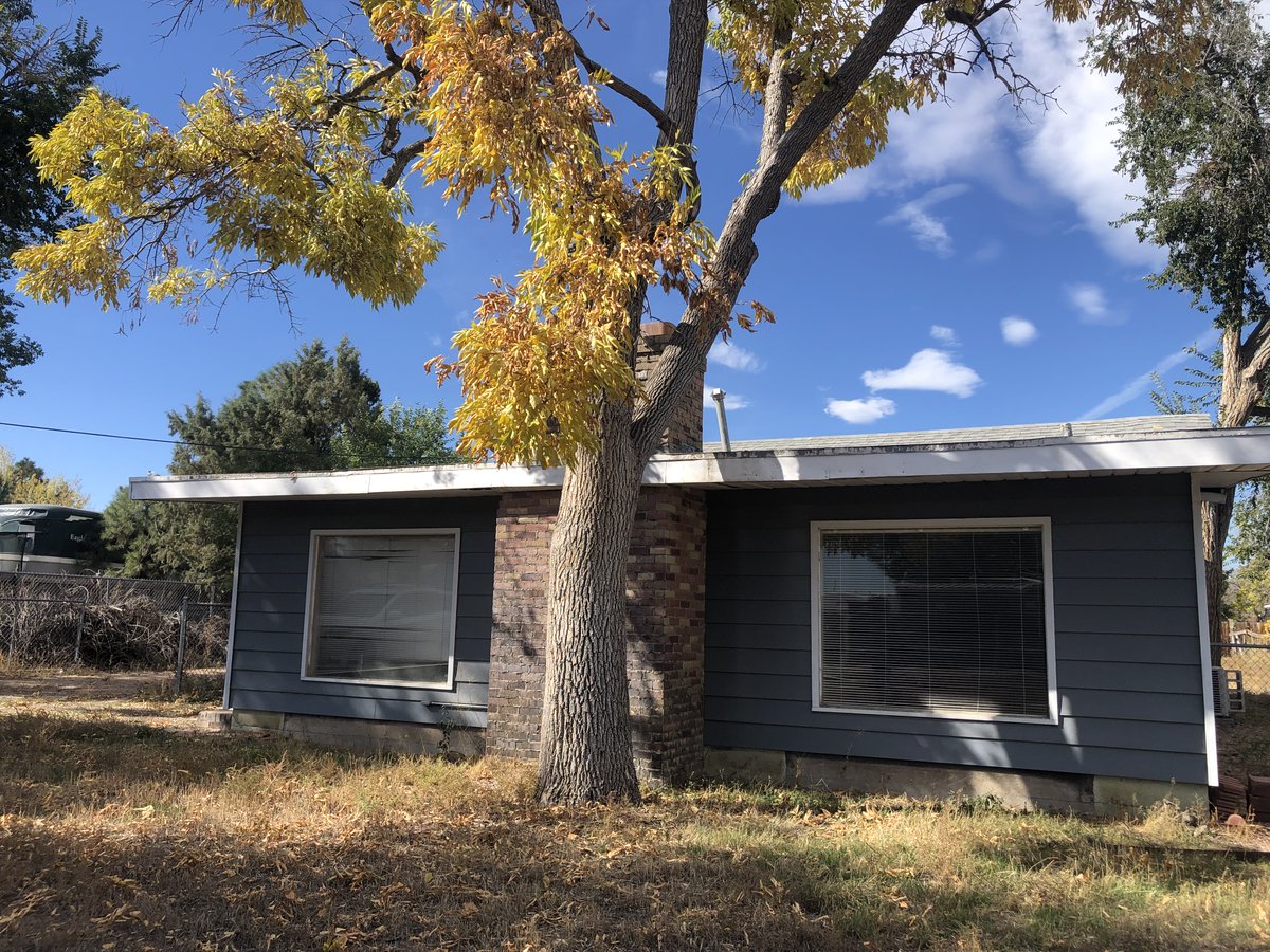 MichelleSellsCO's tweet photo. $450k Fixer Upper! Motivated Seller!  Bring all offers on this 1950's 2bed/1bath/2 car property sitting on a half an acre! Half of the remodel is already done! https://t.co/RfVxPJpgrP https://t.co/jAmQcHPvAf