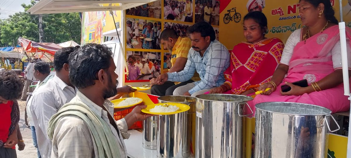 Help_Kesineni's tweet photo. కేశినేని శివనాథ్ (చిన్ని గారి ఆధ్వర్యంలో
5వ రోజు అన్న క్యాంటీన్.
నేటి అన్నదాత శ్రీ జె. బి. చౌదరి, దుర్గా భవాని గార్ల జ్ఞాపకార్ధం వారి మనవరాలు డా. వాసిరెడ్డి రవిరశ్మి గారు..
#AnnaCanteen #VijayawadaAnnaCanteen #KesineniFoundation  #KesineniChinni #TeamKesineniSivanath @TeamChinni https://t.co/qYNvkhfIOS