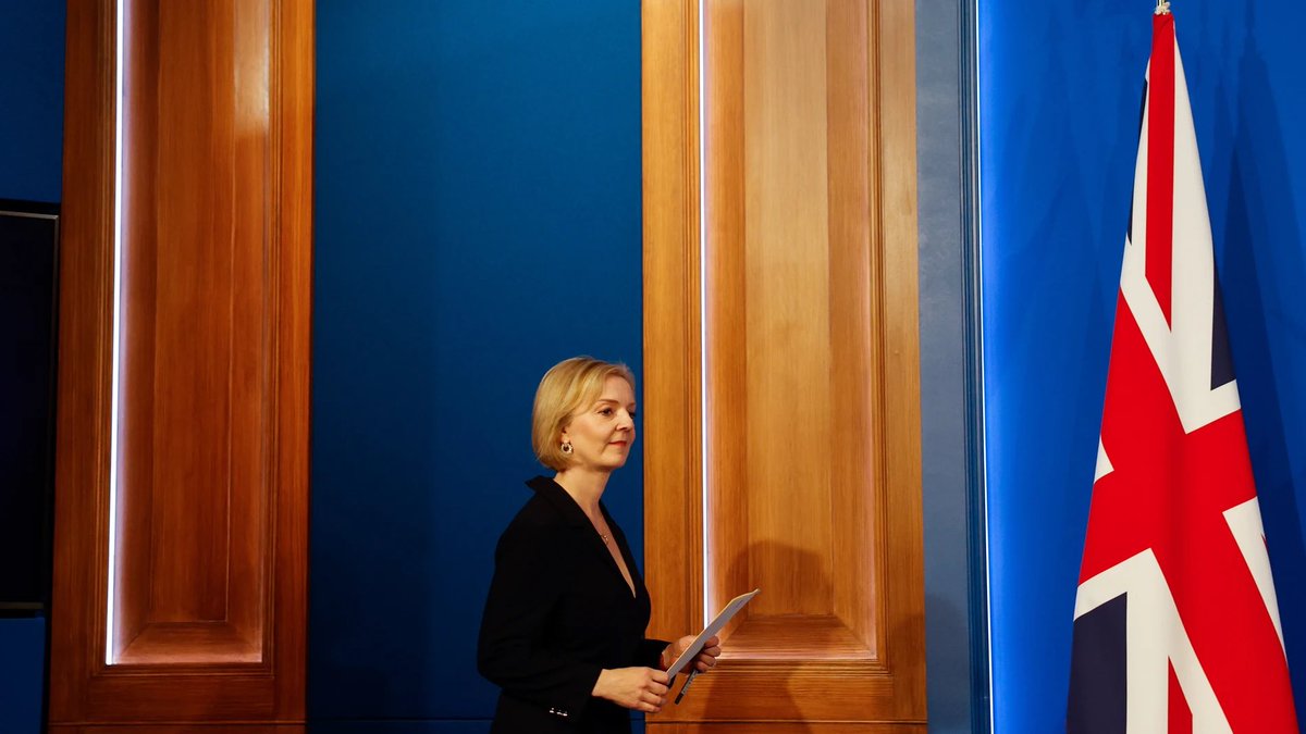 descifraguerra's tweet photo. 🇬🇧 ÚLTIMA HORA 🇬🇧

Liz Truss anuncia su dimisión como primera ministra del Reino Unido. https://t.co/H6kgS6TR00
