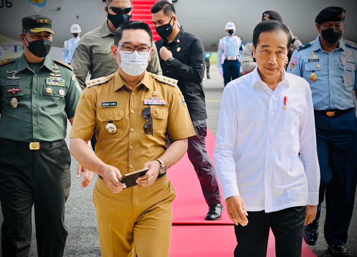 RkriKuningan's tweet photo. Gubernur Jawa Barat Ridwan Kamil bersama Forkopimda Jabar menyambut kedatangan Presiden RI Jokowi di Bandara Husein Sastranegara Bandung, Kamis (13/10/22). Foto : Biro Pers Setpres RI. https://t.co/epjynEyQxE