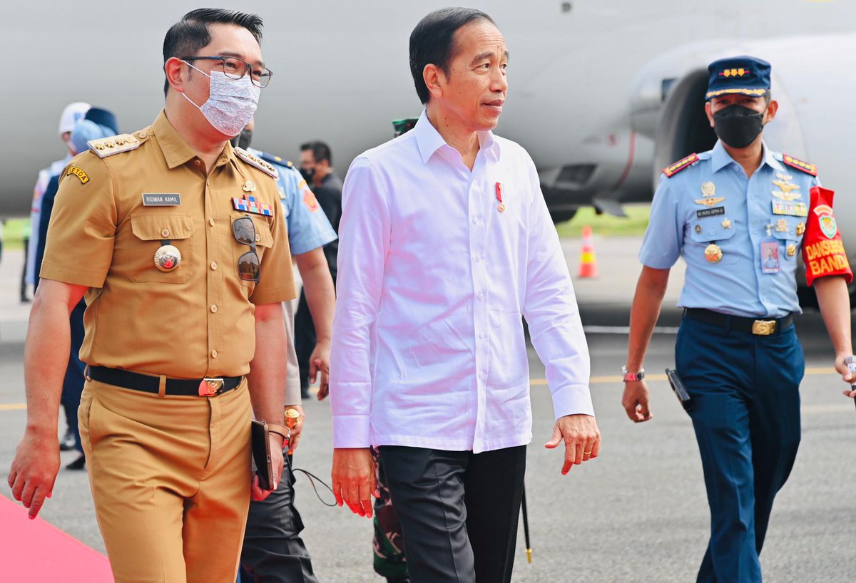 RkriKuningan's tweet photo. Gubernur Jawa Barat Ridwan Kamil bersama Forkopimda Jabar menyambut kedatangan Presiden RI Jokowi di Bandara Husein Sastranegara Bandung, Kamis (13/10/22). Foto : Biro Pers Setpres RI. https://t.co/epjynEyQxE