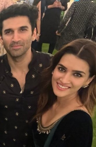kartiknananya's tweet photo. Ananya's next co star w Kartik's next co star π 2023 come soooon ya!
#DharmaProj #Shehzada π€π»
#AdiTri https://t.co/wnr6UVTj4X