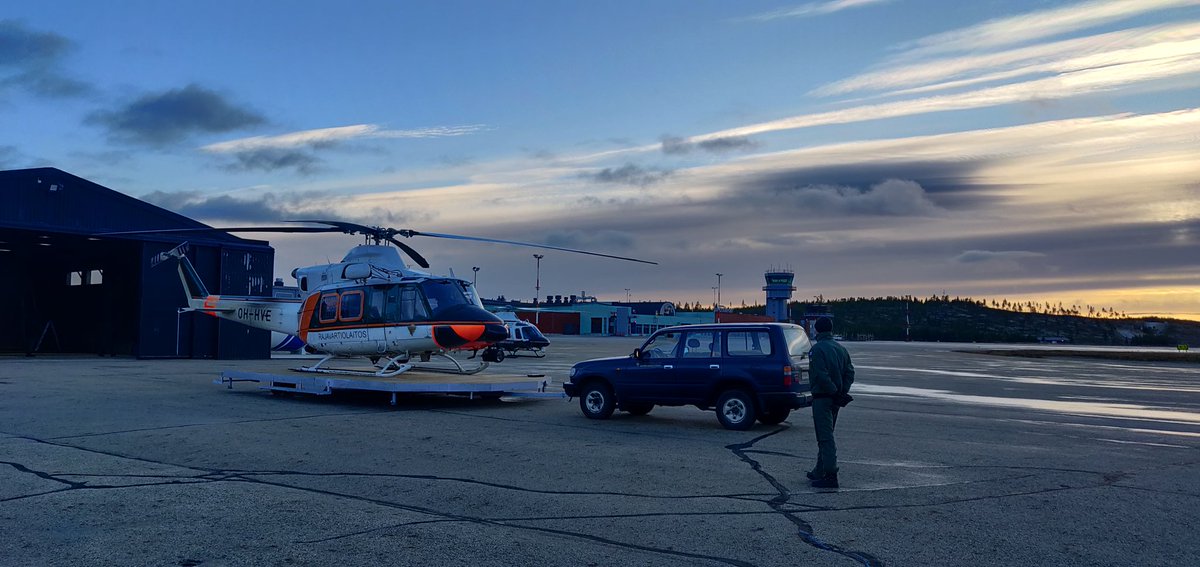 rajaheko's tweet photo. #rajaheko300 ja #rajaheko500 samanaikaisesti #efiv Ivalon lentoasemalla. Päivystävä kopteri valmistautuu uuteen päivään yövyttyään Ivalossa yöllisen etsintätehtävän päätteeksi. Koala välitankkauksella @lapinraja partiolennolla. https://t.co/FjkkAbzDua