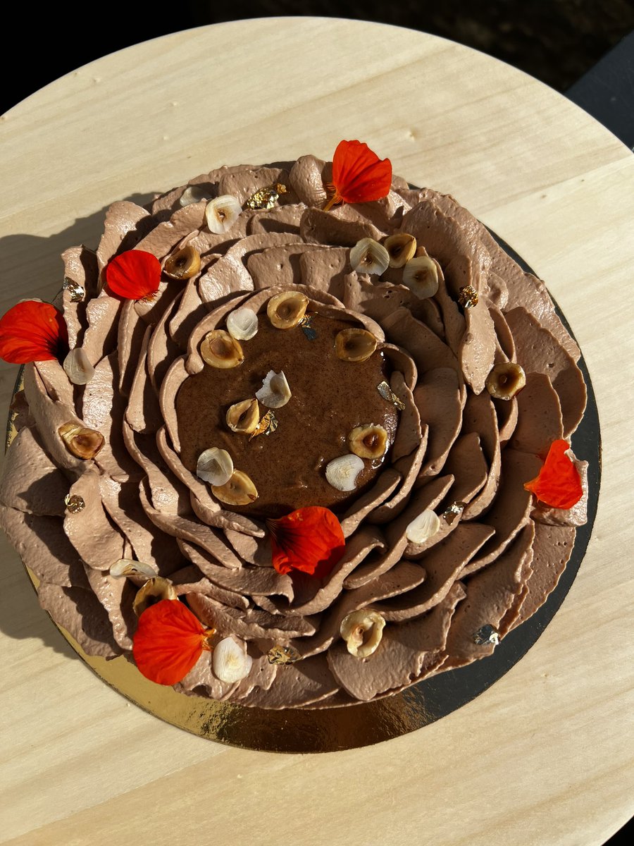 PatissLaw's tweet photo. Pour les 23 ans de notre stagiaire : tarte chocolat, praliné noisette et passion 🧡🤎 https://t.co/iXhcmWyn25