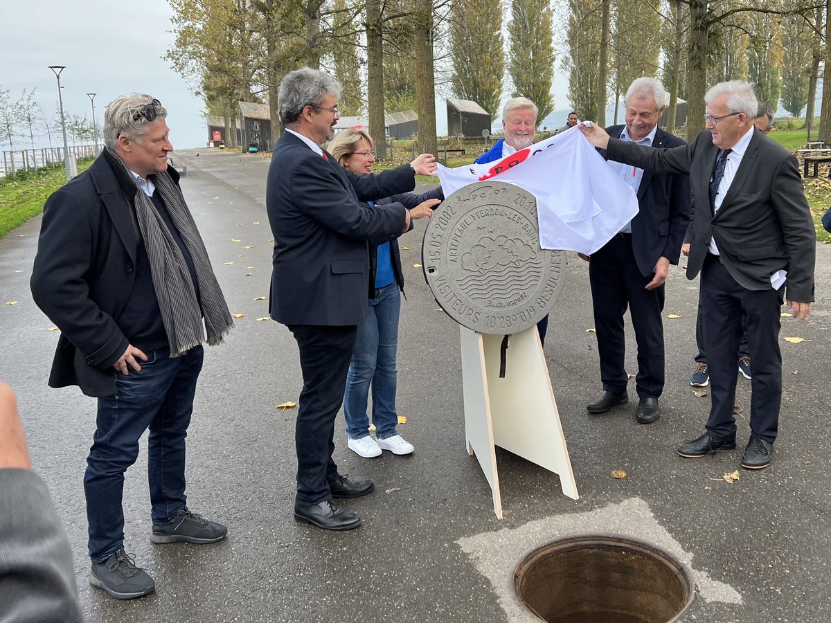 Jura3Lacs's tweet photo. Présentation de la plaque commémorative des 20 ans d’#Expo02 à @yverdonofficiel. https://t.co/HlUbU6Knzt 📰📸 https://t.co/UXd3cDhqbG https://t.co/6tHef4QOTE