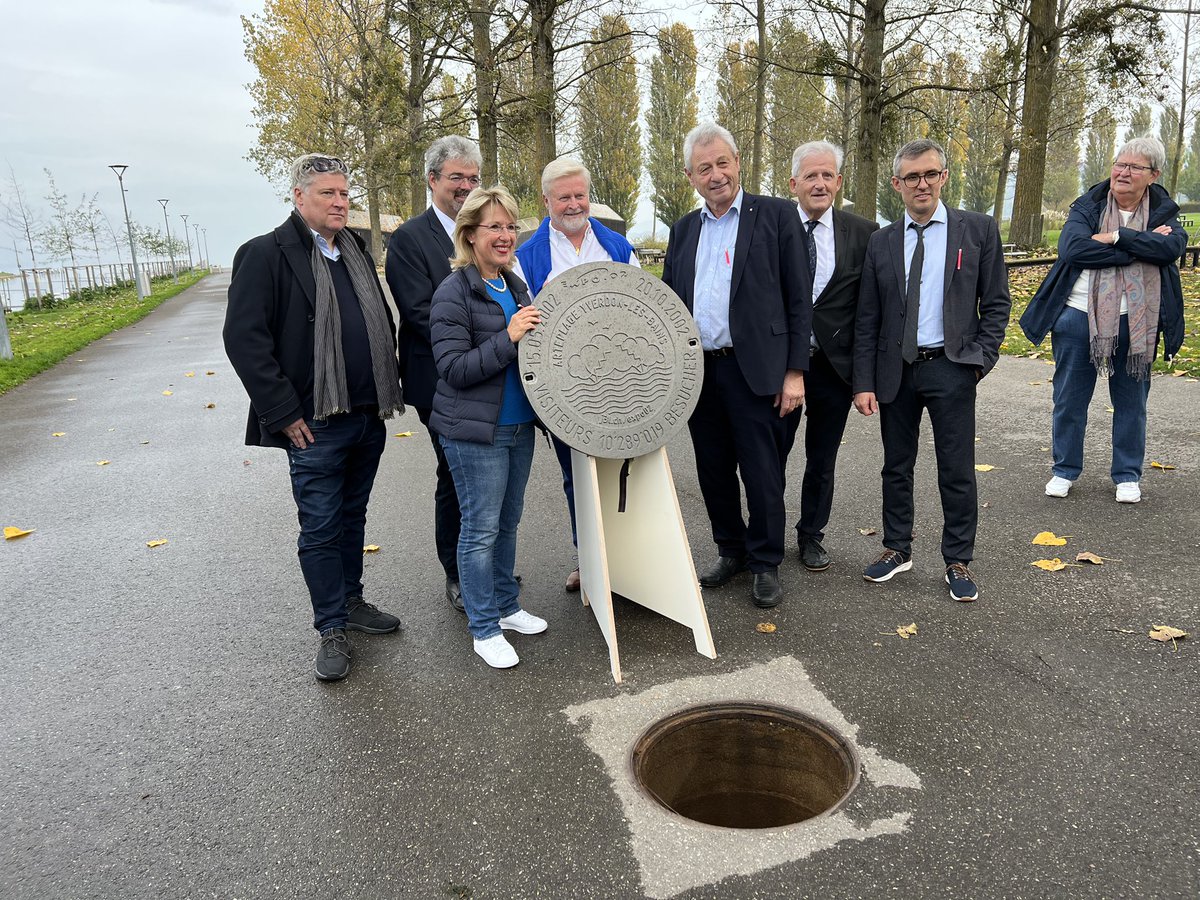 Jura3Lacs's tweet photo. Présentation de la plaque commémorative des 20 ans d’#Expo02 à @yverdonofficiel. https://t.co/HlUbU6Knzt 📰📸 https://t.co/UXd3cDhqbG https://t.co/6tHef4QOTE