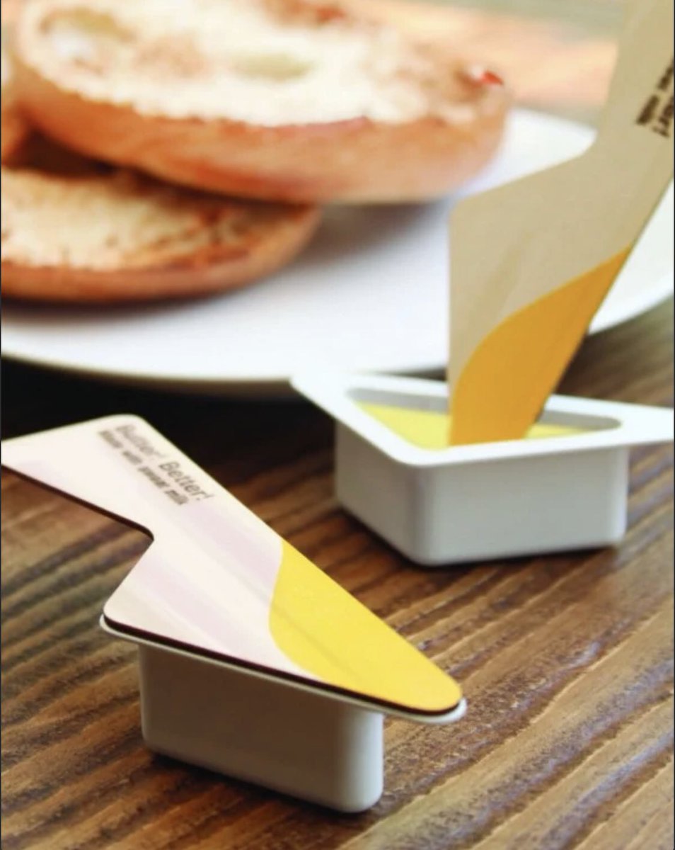 CamiRE222's tweet photo. @PaolaMKT #PrincipiosMKTUSFQ                Butter! Better!
Es un envase desechable de mantequilla, cuyo diseño permite que la tapa del producto funcione como un cuchillo para untar. Adicional, el color de cada tapa indica el tipo de mantequilla que el empaque contiene. https://t.co/ovIjbFnidW