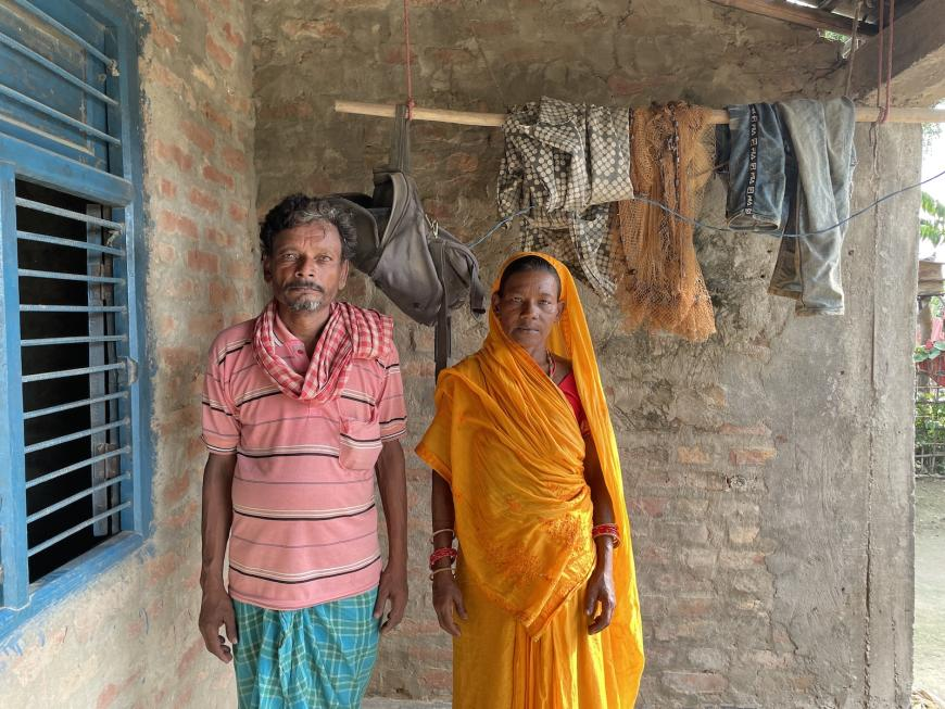 Did you know that #migrantworkers have essentially “paid to build” <a href="/FIFAWorldCup/">FIFA World Cup</a> infrastructure? New <a href="/hrw/">Human Rights Watch</a> report shows workers borrowed loans at ⬆️ interest rates to pay illegal recruitment fees for jobs in #Qatar &amp; #FIFA/Qatar failed to protect them. A 🧵 hrw.org/news/2022/10/2…