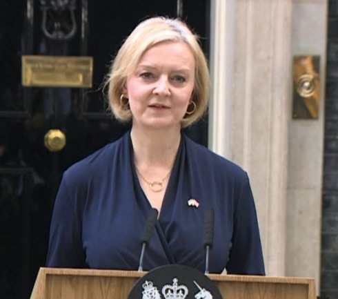 HarryHigginsUK's tweet photo. She wasn't even in long enough to get changed 😂

Left: First speech as PM
Right: Resigning as PM https://t.co/MMI3wdLLKf