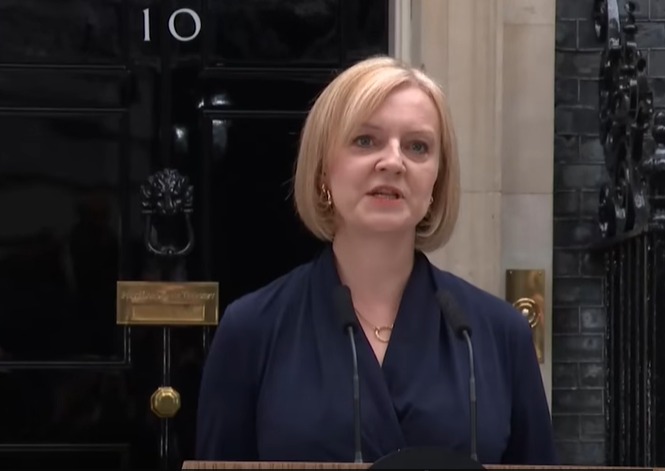 HarryHigginsUK's tweet photo. She wasn't even in long enough to get changed 😂

Left: First speech as PM
Right: Resigning as PM https://t.co/MMI3wdLLKf