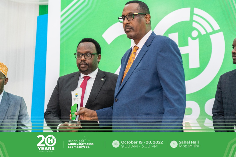 On the occasion of Somalia's Success Story event, an appreciation award was presented to @MogUniver, the first university established in Somalia after the state collapsed. Thanks, MU for your quarter-century of educational service. #Hormuud20yrs #BusinessEnabler #GuulSoomaaliyeed