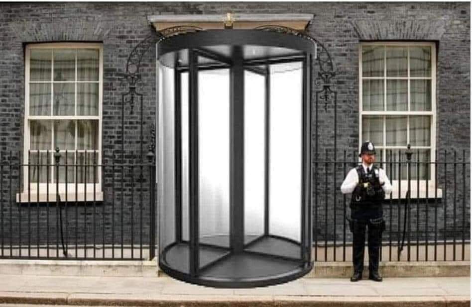 poison45's tweet photo. 10 Downing Street New door!! #downingstreet #ukprimeminister #inandout https://t.co/H62clRslUT