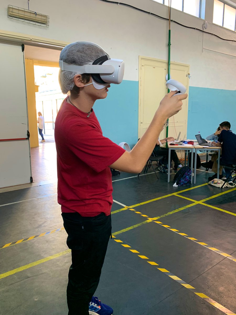 LeBoulair2015's tweet photo. #ErasmusDays2022 Des échanges chaleureux entre élèves du @lyceeinter de @acversailles et du lycée #Scaduto de @ComuneBagheria. Un grand merci @synumerique @MCornuey @DANEVersailles @ToucheLaurent pour les casques RV ce qui nous a permis de mettre en place un Métaverse Hackathon. https://t.co/CXQxOPUydM