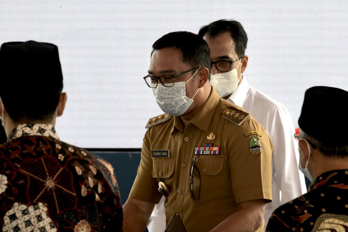 RkriKuningan's tweet photo. Gubernur Jawa Barat, Ridwan Kamil mendampingi Kunjungan Kerja Presiden RI Joko Widodo pada peluncuran dan penyuntikan perdana Vaksin Indovac di Kantor Pusat Biofarma, Bandung. Kamis (13/10/2022). Foto : Angga / Biro Adpim https://t.co/AdmORNYLY5