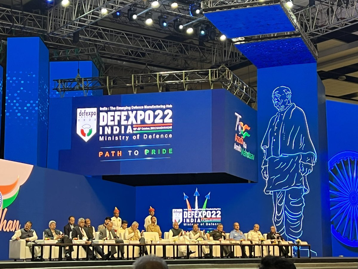 DeepExplo's tweet photo. With #Bandhan ceremony, signing of over 450 MOU between public and private defence companies, Raksha Mantri Rajnath Singh announces closing of #DefExpo business days. 

It will stay open for public till 22nd October 2022

#DefExpo2022 https://t.co/SRq3NQYITS