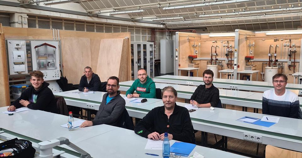 biaulm's tweet photo. Kurseröffnung der „EUP - Elektrotechnisch unterwiesene Person“
Die EUP kann die Elektrofachkraft nach einer Unterweisung unterstützen. 
In unserem Kurs bereitet unser Dozent @holgererdle alle NichtelektrikerInnen auf diese wichtige Aufgabe vor. 🔌
#eup  #elektrofachkraft #dguvv3 https://t.co/lMeNZBTmM9