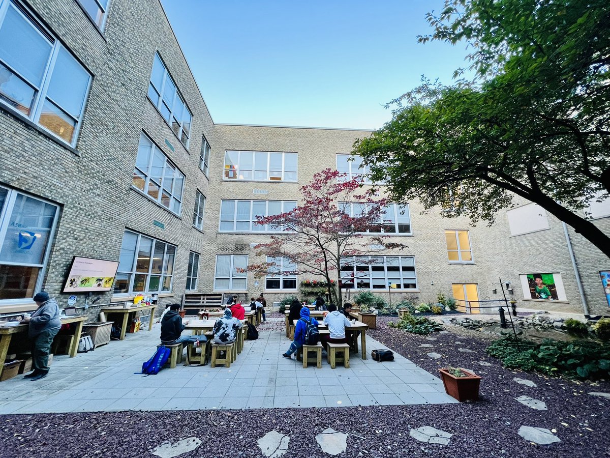 LisaComlyLMS's tweet photo. I’m having an incredible day of collaborating with our @RDGschools science and art departments in our science courtyard! #rsdproud #totalexperiencelearning @AlbrightSRI #creatorsnotconsumers #librariestransform #breakingboundaries https://t.co/DCMFlpMCdj
