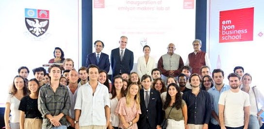 SereCharlet's tweet photo. Lively inauguration of @emlyonIndia Maker’s Lab at St Xavier’s College in #Mumbai! 

It perfectly illustrates our excellent collaboration in higher studies. While French students are happy in 🇮🇳 (see pic.👇), Indian students are welcome to study in 🇫🇷 or French institutions! https://t.co/e4AArl3VtF