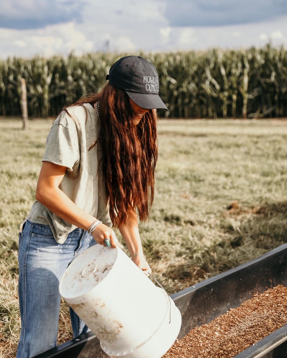 howling_coyotee's tweet image. This is a formal message that The Howling Coyote STRONGLY supports woman in agriculture 😉💪🏻👏🏻