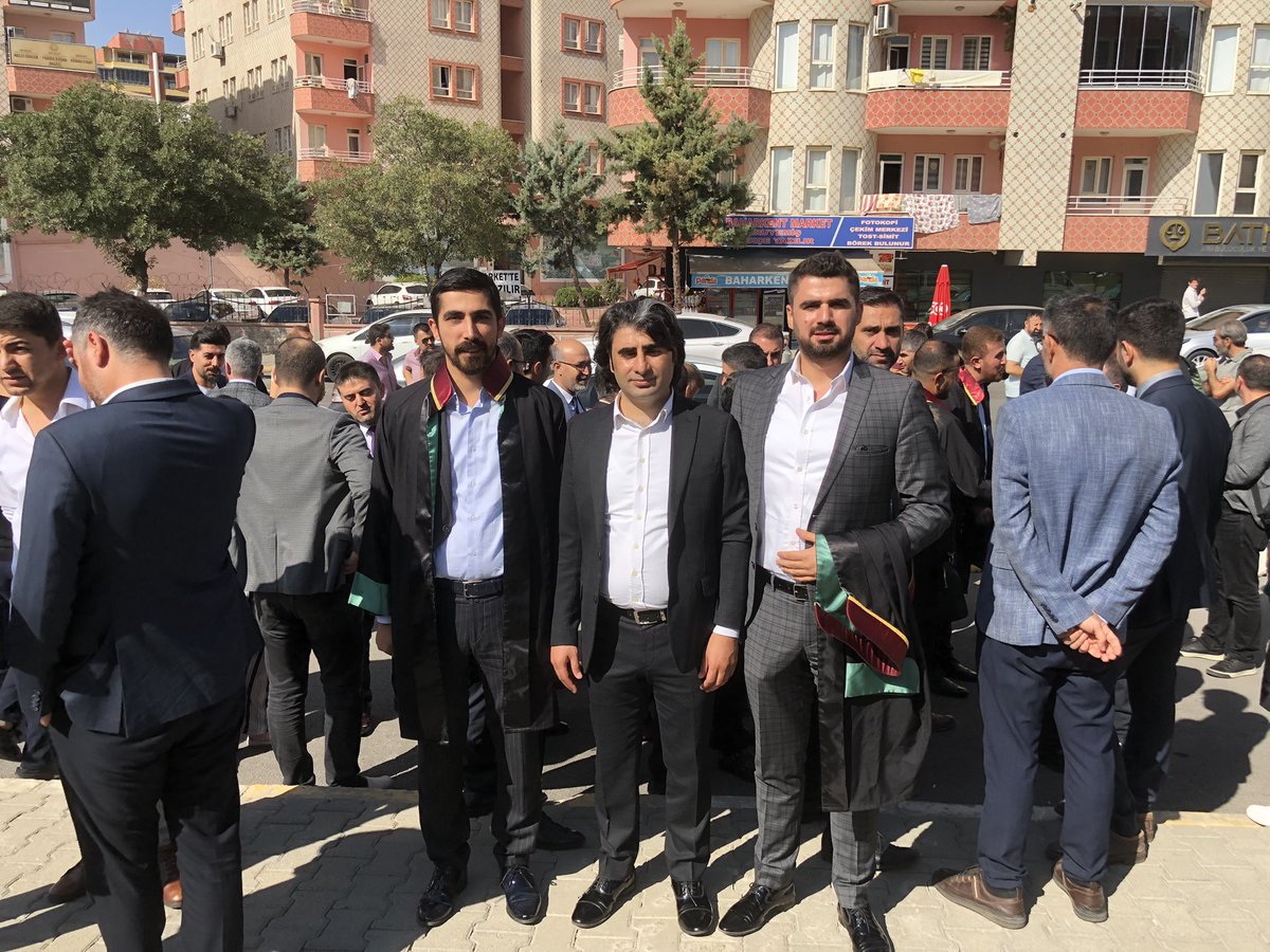 mujdeci_melik's tweet photo. Adliyede polis memuru tarafından meslektaşım @AlphanOrhan’a yönelik çirkin saldırı sebebiyle açılan dosyanın ilk duruşmasına katıldık.

Ardından Baro Başkanı, Yönetim, Üye Meslektaşlarımız, TBB Yönetimi, diğer il Baro Başkan ve Yönetimleri ile yapılan basın açıklamasına katıldık. https://t.co/38cVOX70SQ