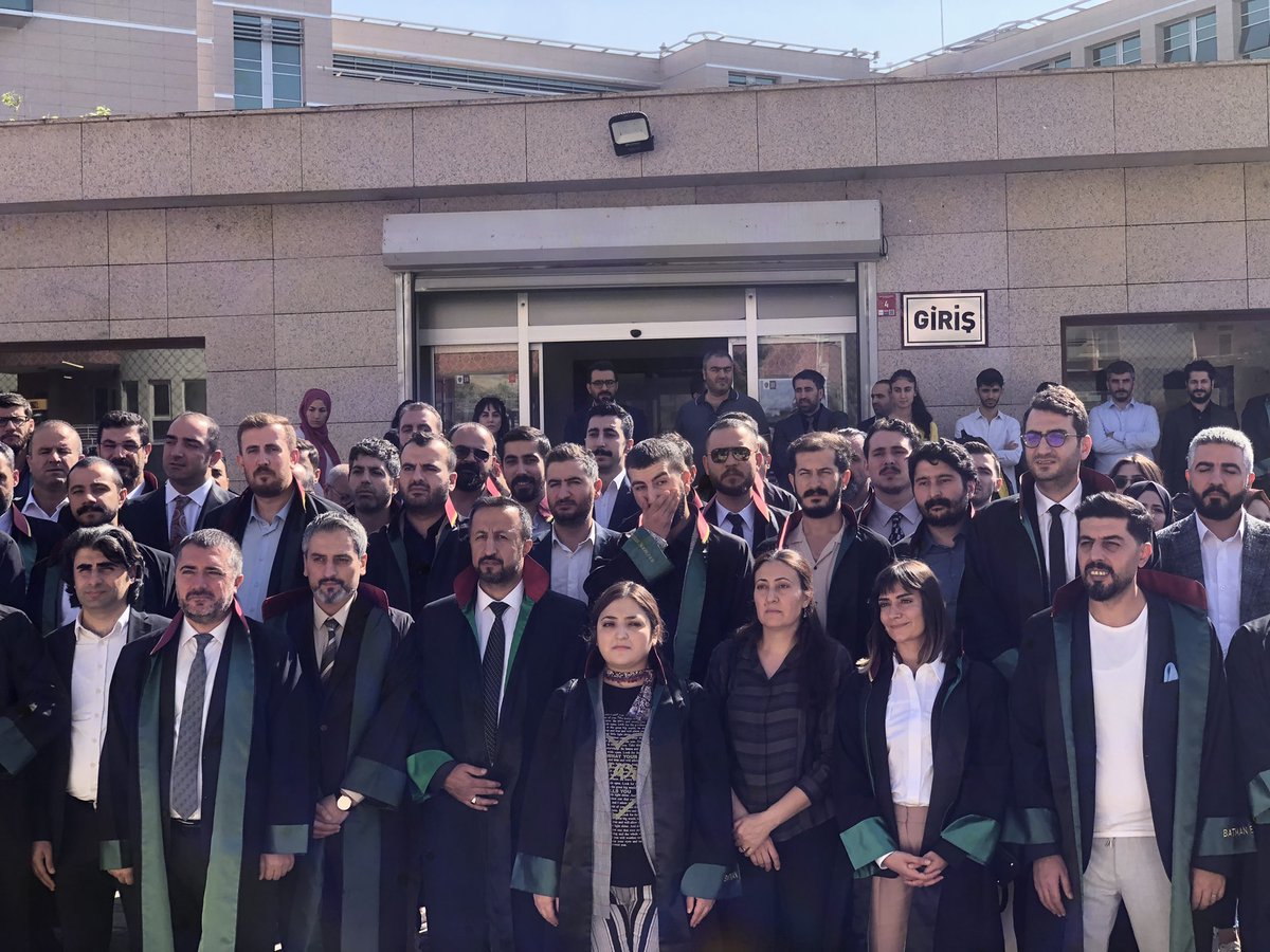 mujdeci_melik's tweet photo. Adliyede polis memuru tarafından meslektaşım @AlphanOrhan’a yönelik çirkin saldırı sebebiyle açılan dosyanın ilk duruşmasına katıldık.

Ardından Baro Başkanı, Yönetim, Üye Meslektaşlarımız, TBB Yönetimi, diğer il Baro Başkan ve Yönetimleri ile yapılan basın açıklamasına katıldık. https://t.co/38cVOX70SQ