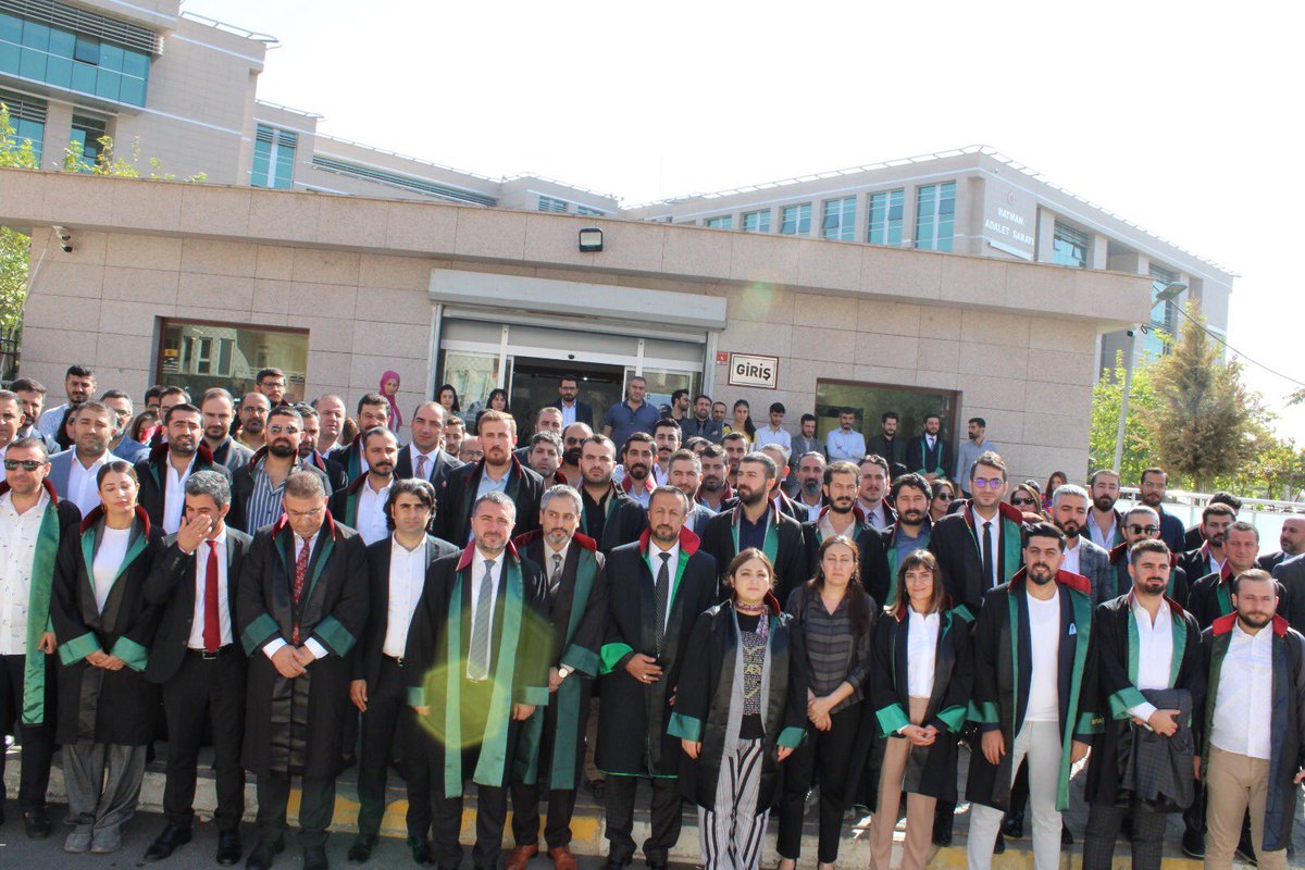 mujdeci_melik's tweet photo. Adliyede polis memuru tarafından meslektaşım @AlphanOrhan’a yönelik çirkin saldırı sebebiyle açılan dosyanın ilk duruşmasına katıldık.

Ardından Baro Başkanı, Yönetim, Üye Meslektaşlarımız, TBB Yönetimi, diğer il Baro Başkan ve Yönetimleri ile yapılan basın açıklamasına katıldık. https://t.co/38cVOX70SQ