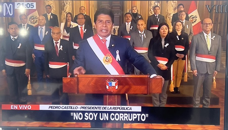alvarezrodrich's tweet photo. A cualquier país le puede tocar un mal gobernante. En UK, acaba de dimitir Liz Truss tras 44 días de premier. En Perú, Pedro Castillo se aferra al cargo. La diferencia: allá hay ministros que renuncian por principios. Acá, ministros a los que un fajín los vuelve sobones e idiotas https://t.co/Gq1uRarXym