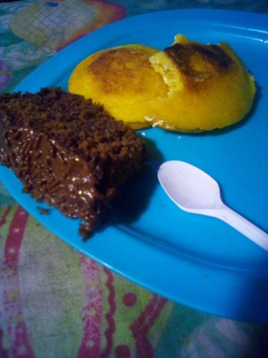 Mi_MVA's tweet photo. 😏👌 ✨ Una deliciosa ✨ #cholocate #pastelarepa #chocoarepa
¿Qué combinación tan rara,
 pero aún así,
se come, 
no? #themva
💕Esperó, que todos ustedes estén bien! 💕 https://t.co/5sJZAw4oPJ