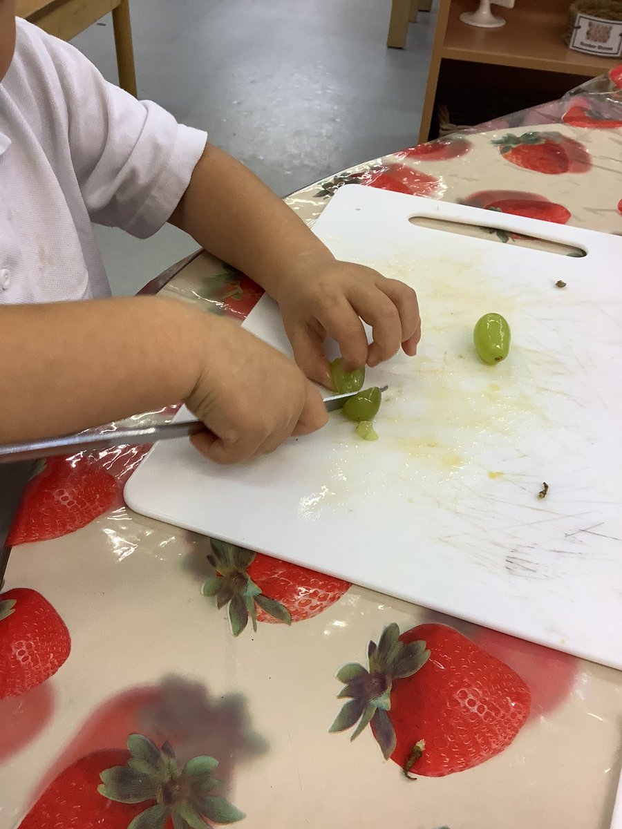 IPMATAckton's tweet photo. Today we have been practising our careful chopping skills while making a fruit salad. Discussions around texture, tastes and smells were in full swing throughout! #earlyyears #finemotorskills #usingoursenses https://t.co/ZL5ZZ6N1KL