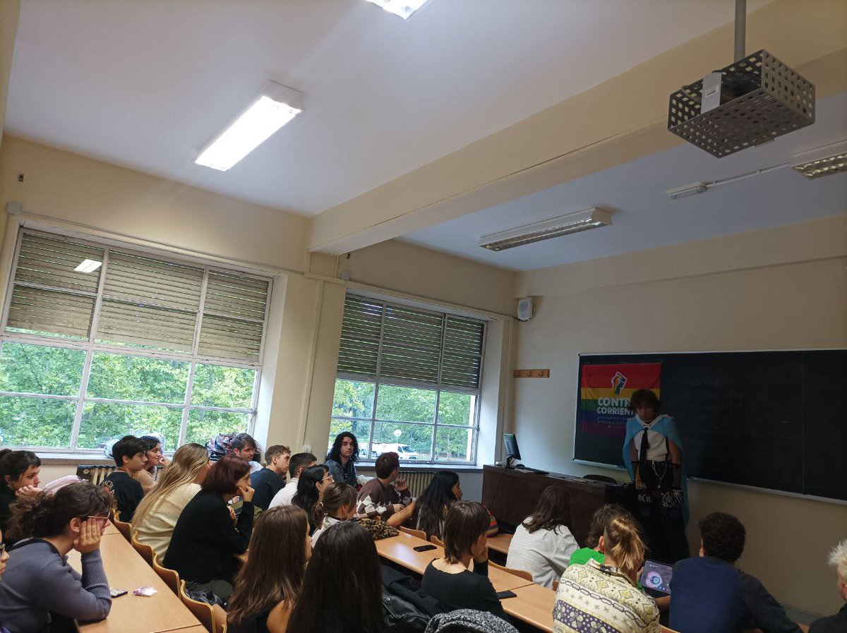 Contrac_Mad's tweet photo. La #UCMcensura y amenaza, pero al parecer las estudiantes de la UCM sí querían una charla LGTBI+. Ni un paso atrás ante su represión, hemos entrado al aula a pesar de sus ataques. Hoy en CIU: “Maricones y comunistas” https://t.co/r8ZdpYKFPz