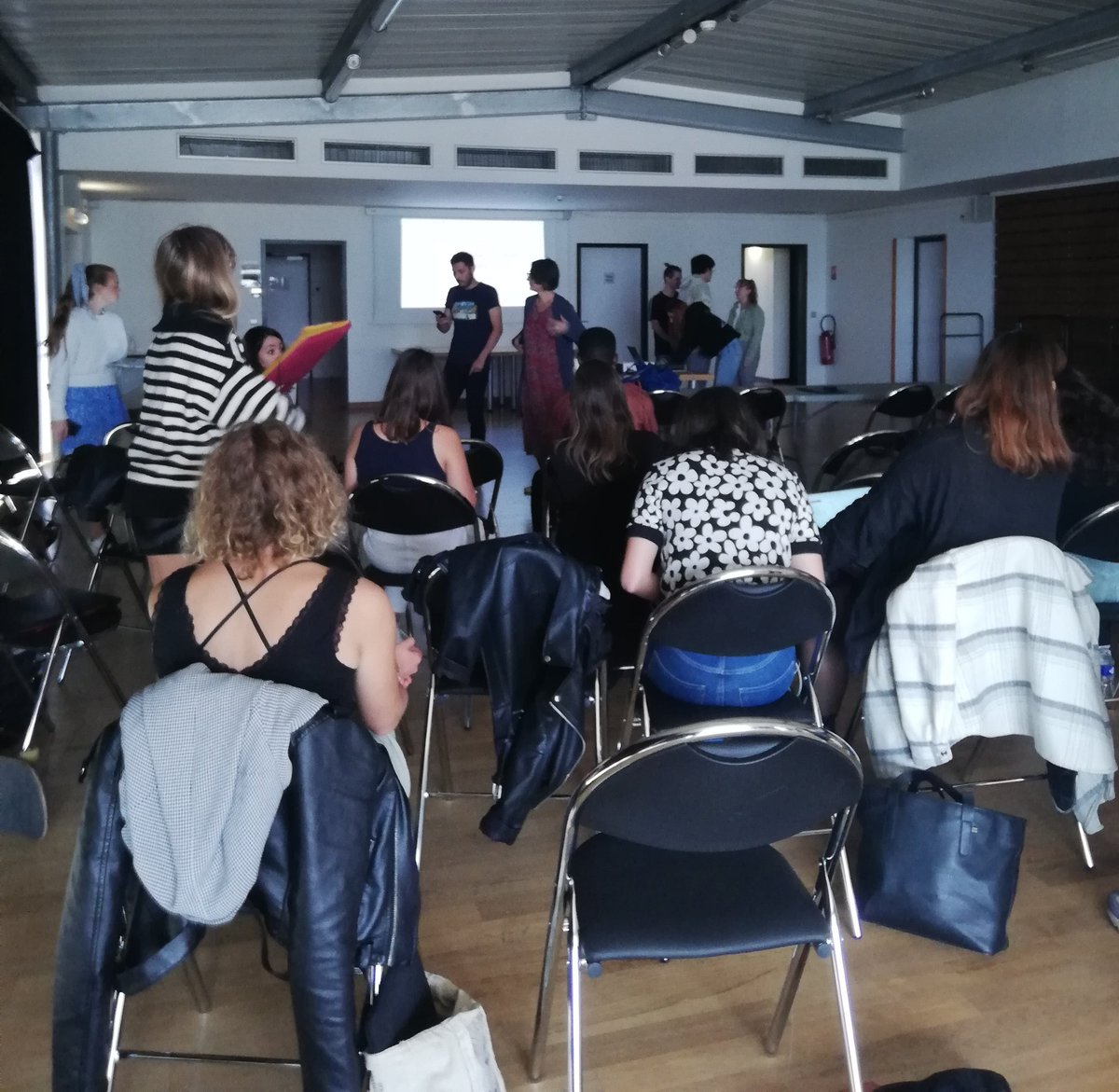 ISIC_MasterCPNM's tweet photo. 🎬 [THE END]
Le workshop cinéma en collaboration avec les M2 du @ISIC_MasterGene s'achève aujourd'hui ! Deux jours de travail, d'échanges et de partage autour de l'animation dans les salles de cinéma, merci à tous pour votre participation !
 #Transmedia #Communication #Cinéma https://t.co/KqvKcKxtwe