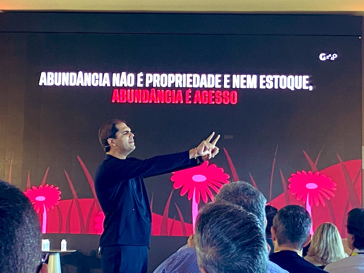 raullsantiago's tweet photo. Palestra sobre #metaverso com #renanhannouche, no #exponentialsummit. https://t.co/SBOhPS05wJ