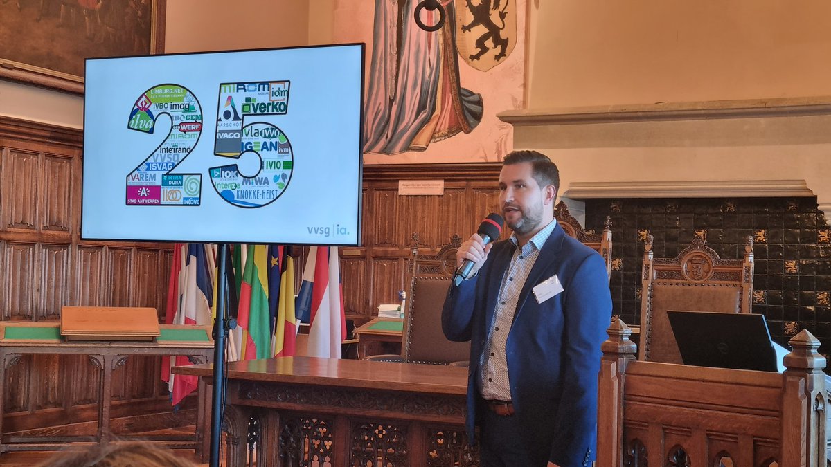 KrisSnijkers's tweet photo. Coรถrdinator @PietCoopman blikt terug en kijkt vooruit op de viering van 25 jaar Interafval. ยดLokale verankering is een kritische succesfactor voor een succesvol afvalbeleidยด. #Interafval @vvsg https://t.co/ktxiWYTRMz
