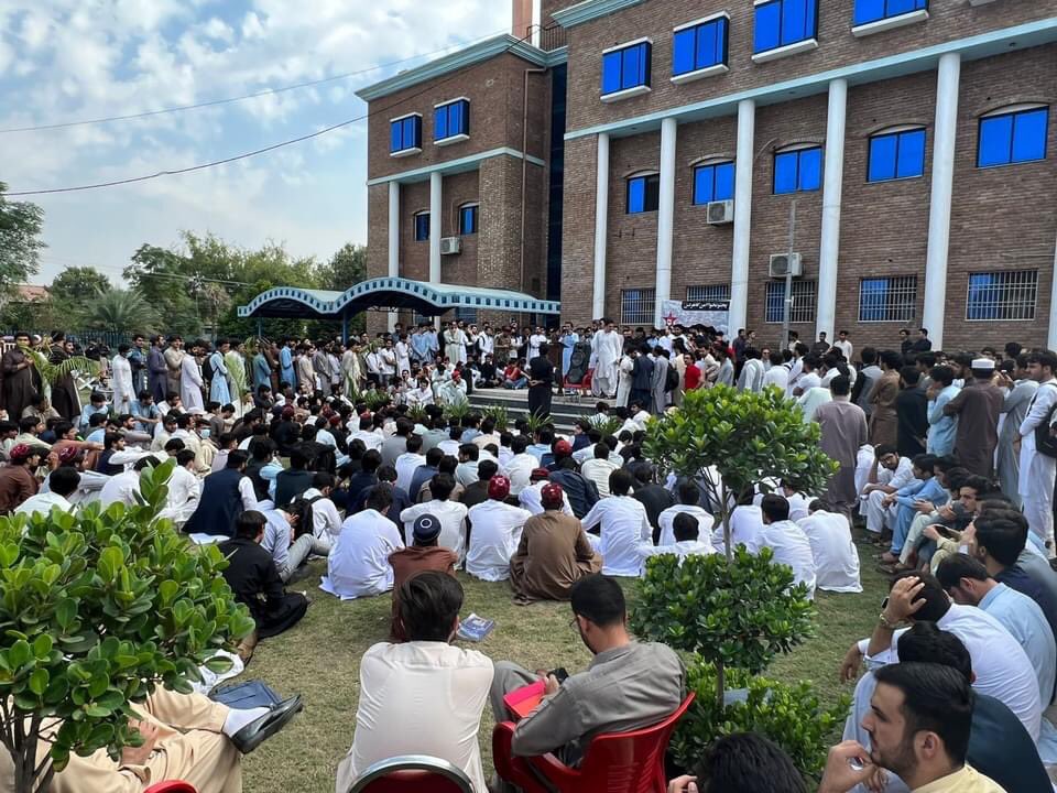 PYA1917's tweet photo. پشاور یونیورسٹی میں اس وقت پروگریسیو یوتھ الائنس کی طرف سے ”امن کانفرنس: دہشتگردی کیخلاف طبقاتی جنگ“ کے نام سے منعقدہ پروگرام جاری ہے، جس میں یونیورسٹی کے مختلف شعبہ جات سے سینکڑوں طلبہ شرکت کر رہے ہیں اور مقررین کو سن رہے ہیں۔ https://t.co/ZNj0ImPTwX