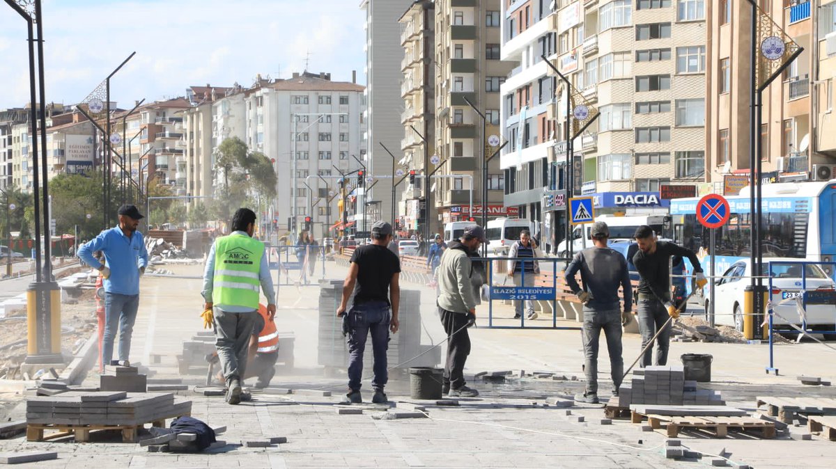 📍Cumhuriyet Meydanı Var gücümüzle gecemizi gündüzümüze katarak aziz şehrimiz Elazığ’ımız için çalışıyoruz. Yapımında sona geldiğimiz Cumhuriyet Meydanı ve Yer Altı Otoparkı projemizin çalışmalarını inceledik. #SözVerdiğimizGibi