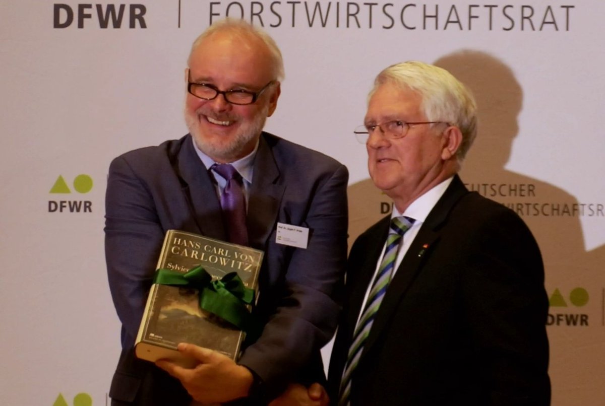 BauhausErde's tweet photo. Waldnutzung kann eine Lösung des Klimaproblems sein, weil CO2 in Holzgebäuden gespeichert wird. Nehmen wir das Klimaproblem ernst müssen wir weg 
von mineralischen Materialien, Zertifizierung und nachhaltige Nutzung von Forsten sind deshalb umso wichtiger! https://t.co/qftkdB8cBq
