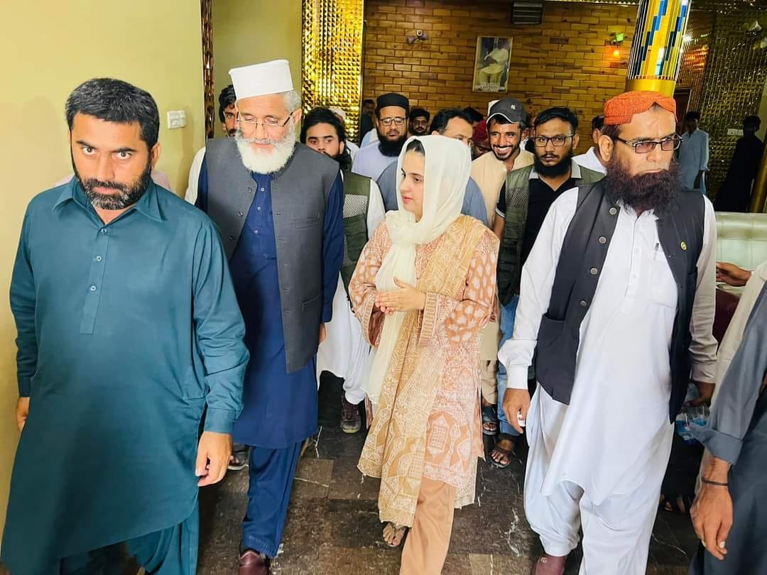 UmeRubabchandio's tweet photo. دادو: ام رباب چانڈیو ایک مظلوم اور بھادر بیٹی ہیں میں ان سے تعزیت اور اظہار ہمدردی کرنے پہنچا ہوں
امیر جماعت اسلامی سراج الحق
#سرداری_نظام_نامنظور
#StandWithUmeRubab https://t.co/0ApEN1WAKM