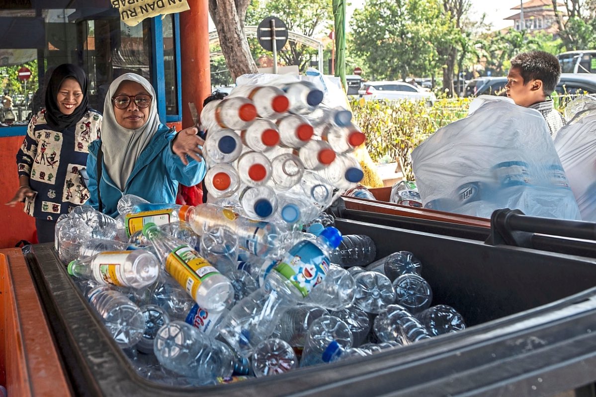 Passengers in Indonesia can use plastic as payment for bus tickets.
On average, a single bus can collect 250kg of plastic each day. The plastic collected is auctioned to recycling plants. 
101sustainableideas.com/idea/pay-your-…